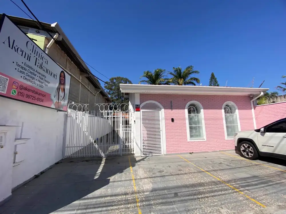Fachada rosa da Clínica Akemi Takamori em Sorocaba
